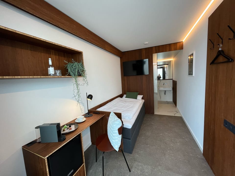 Standard Single Room, 1 Twin Bed, Non Smoking | Premium bedding, minibar (free items), laptop workspace, soundproofing