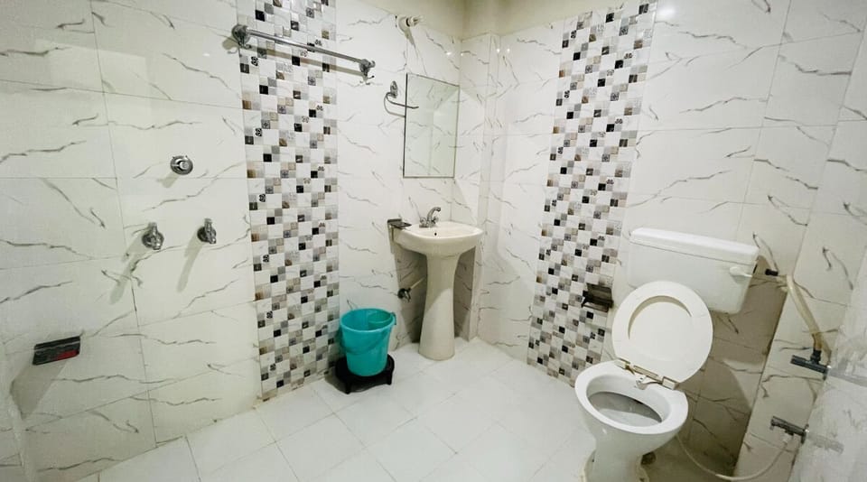 Standard Triple Room | Bathroom