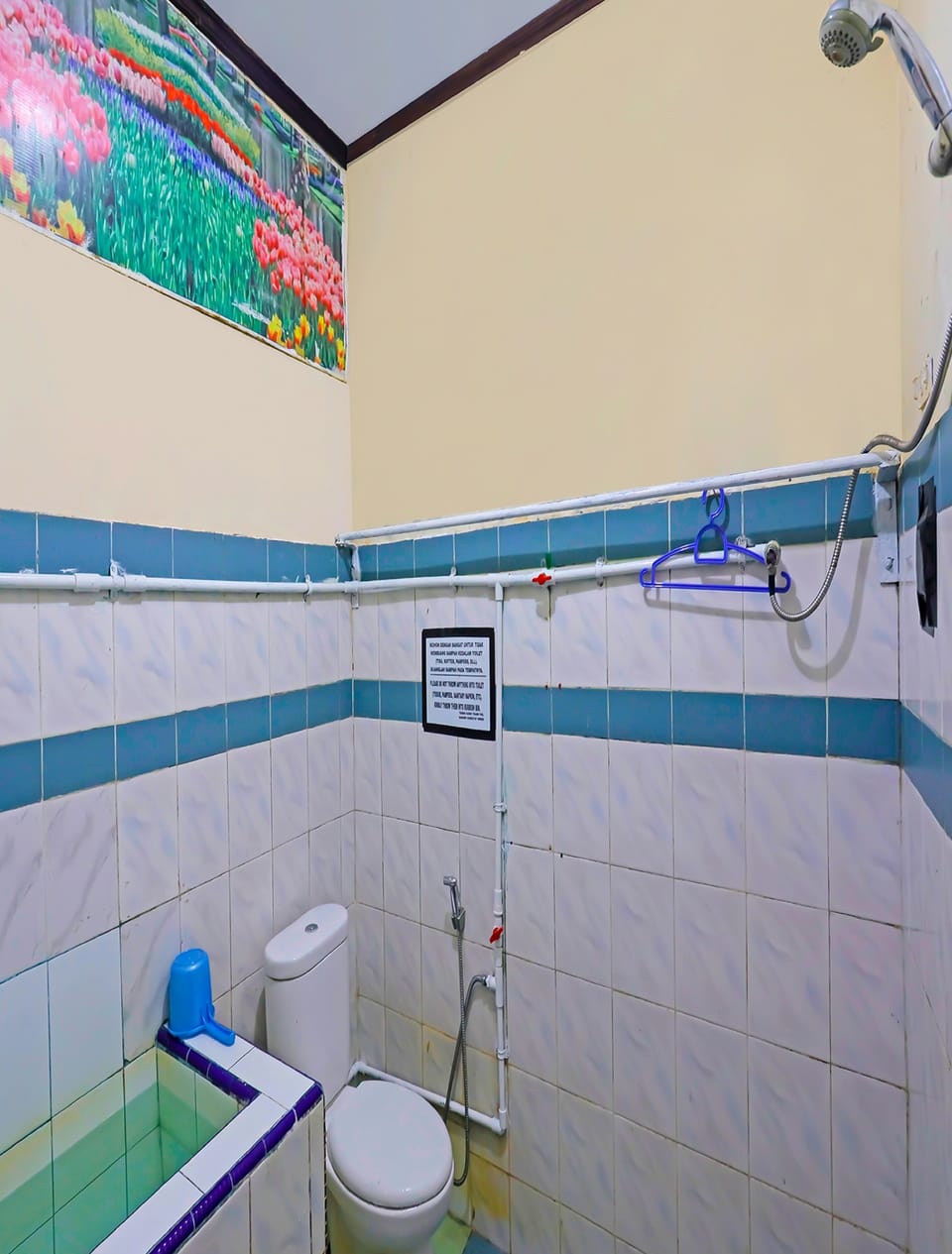 Economy Double Room | Bathroom | Shower, towels