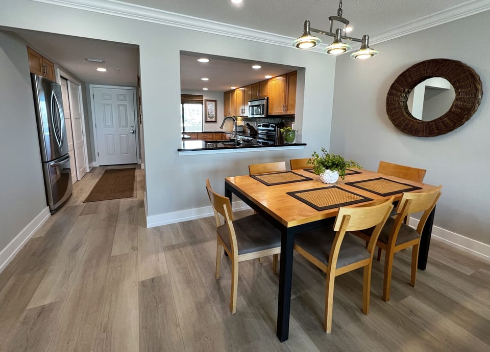 Seating for 6 at the dining table that is located right off the - Seating for 6 at the dining table that is located right off the kitchen.