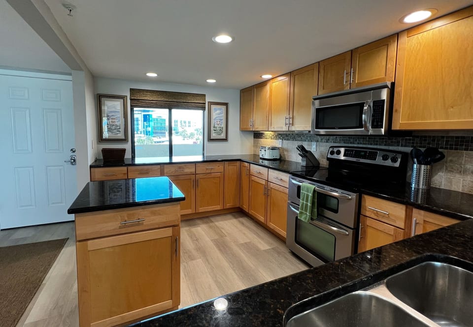 Cooking up your favorite home cooked meals has never been easier - Cooking up your favorite home cooked meals has never been easier with all the necessities of home in this beautiful rental.