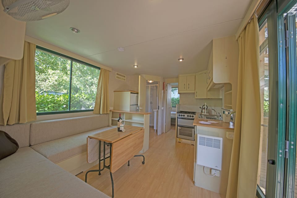 Superior Mobile Home | Private kitchen | Fridge, microwave, stovetop, cookware/dishes/utensils