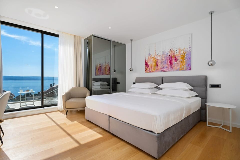 Bedroom No3 (27sqm) with a Super king size bed 210x200cm, TV, A/C