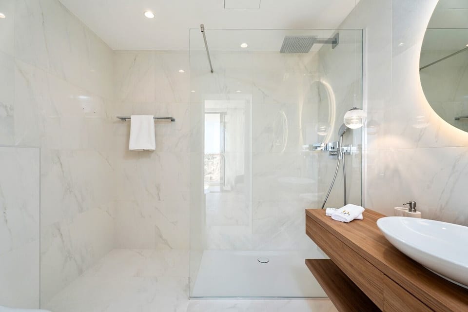 En-suite bathroom with a shower 140x90 (Bedroom No2)
