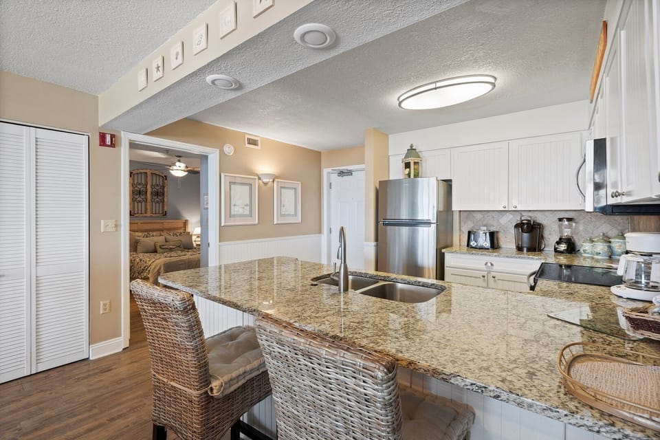 Condo, 2 Bedrooms | Private kitchen | Fridge, microwave, oven, dishwasher