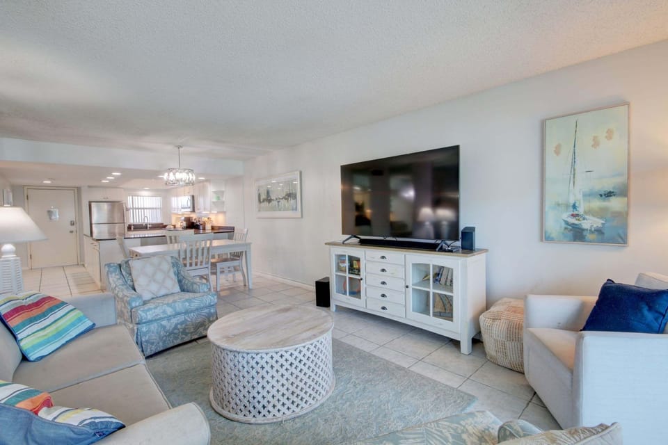 Condo, 2 Bedrooms | Living area