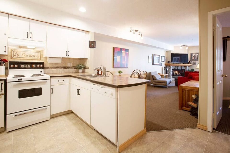 OPEN Concept Living/Kitchen and Dining & Free Coffee and Tea as well as oil, salt and pepper provided for all our guests make this the perfect place for entertaining.