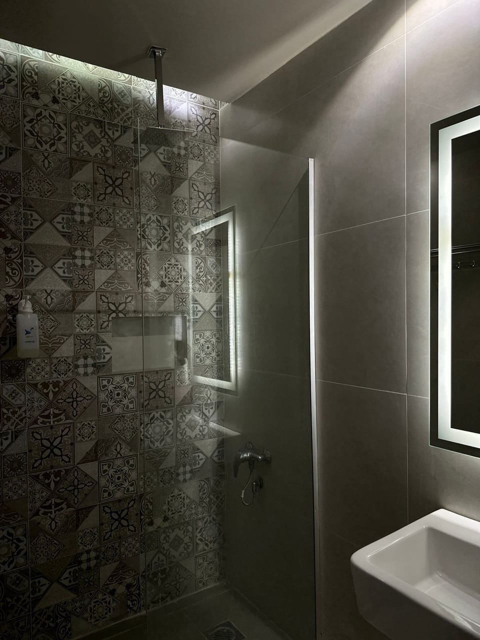 Family Double Room | Bathroom | Slippers, towels, soap, shampoo
