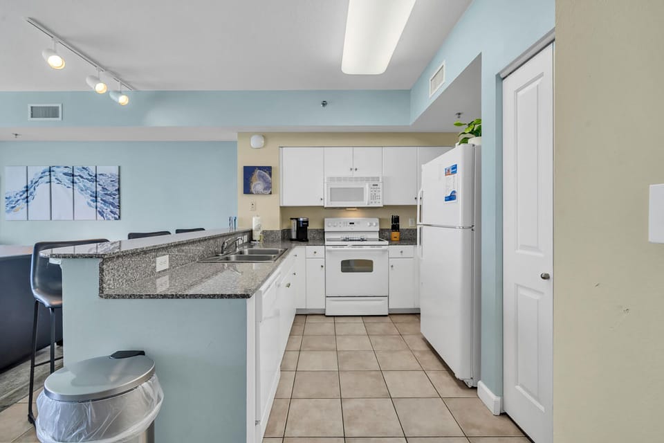 Full kitchen has all you need