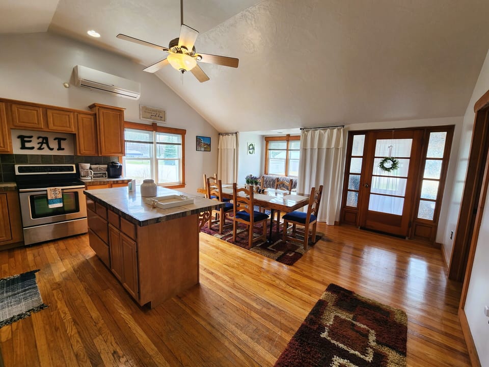 Fully equipped kitchen & dining area w/ dishwasher, Keurig & 6-seat dining table