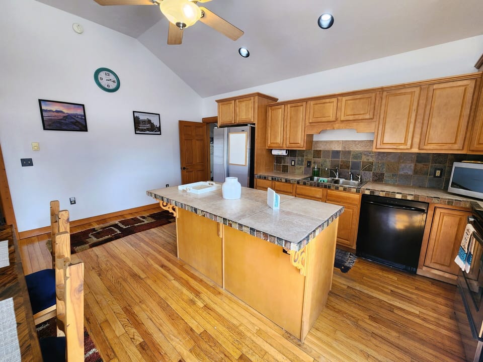 Fully equipped kitchen & dining area w/ dishwasher, Keurig & 6-seat dining table