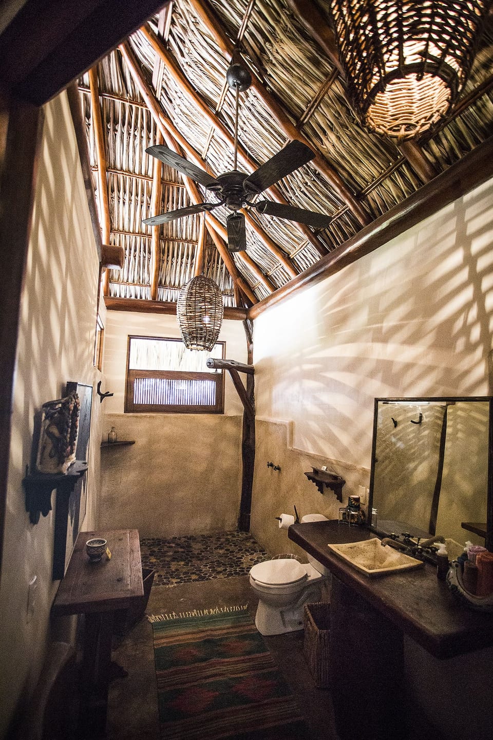 Suite, Air conditioning | Bathroom | Shower, rainfall showerhead, hair dryer, towels