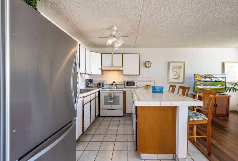 Fully equipped kitchen with breakfast bar 