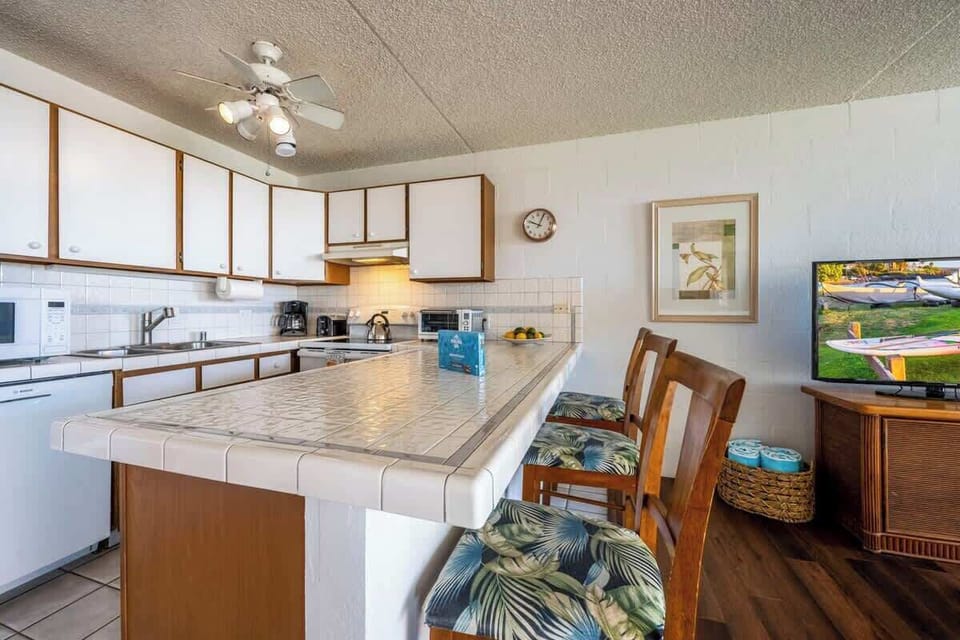 Fully equipped kitchen with breakfast bar 