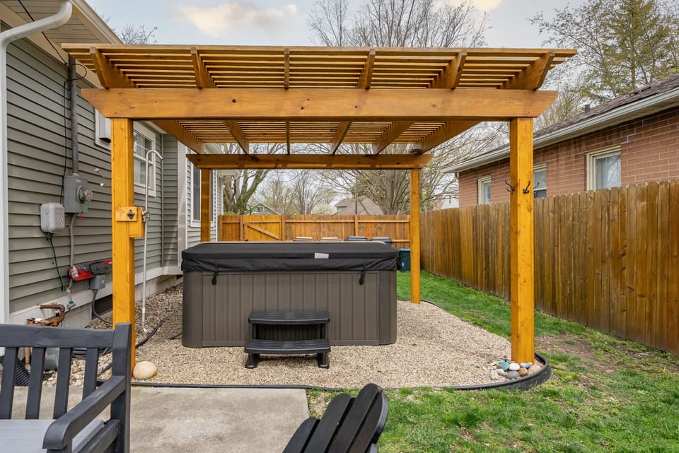 5-6 person Jacuzzi hot tub
New as of 2022