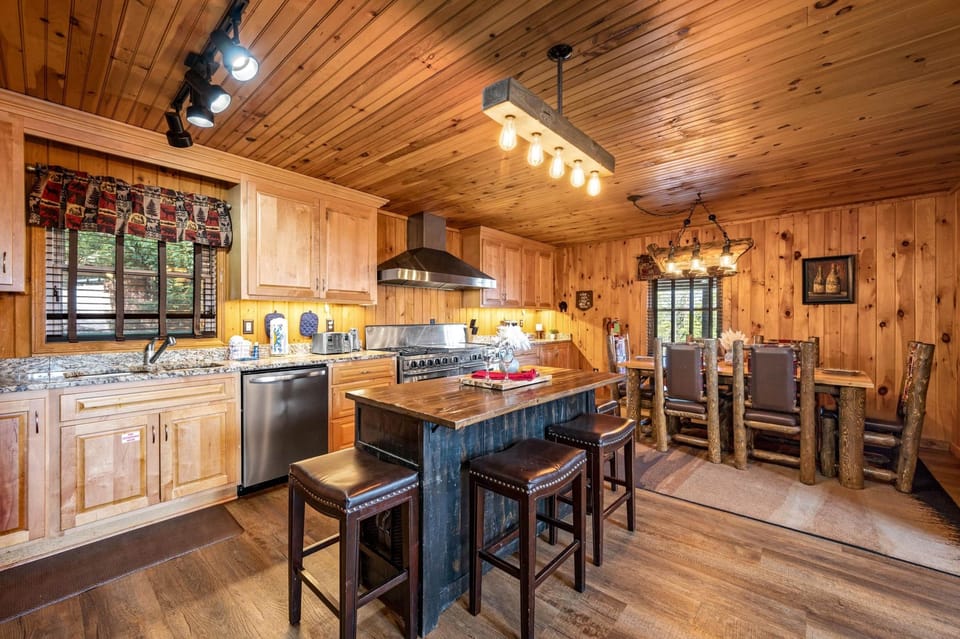 Kitchen w/ Dining Table & Island