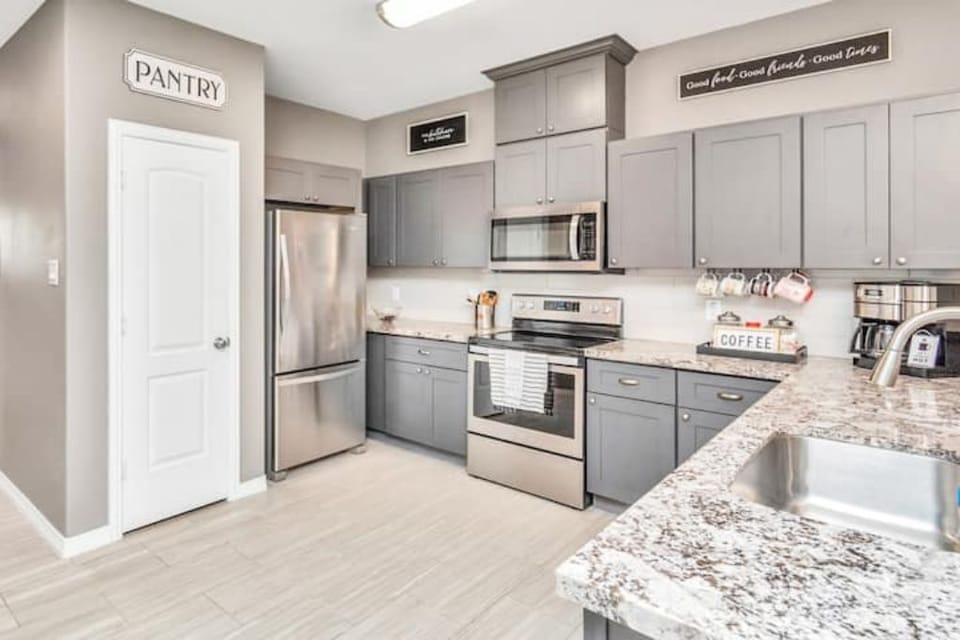 Spacious kitchen with plenty of room for the cooks to work it!
