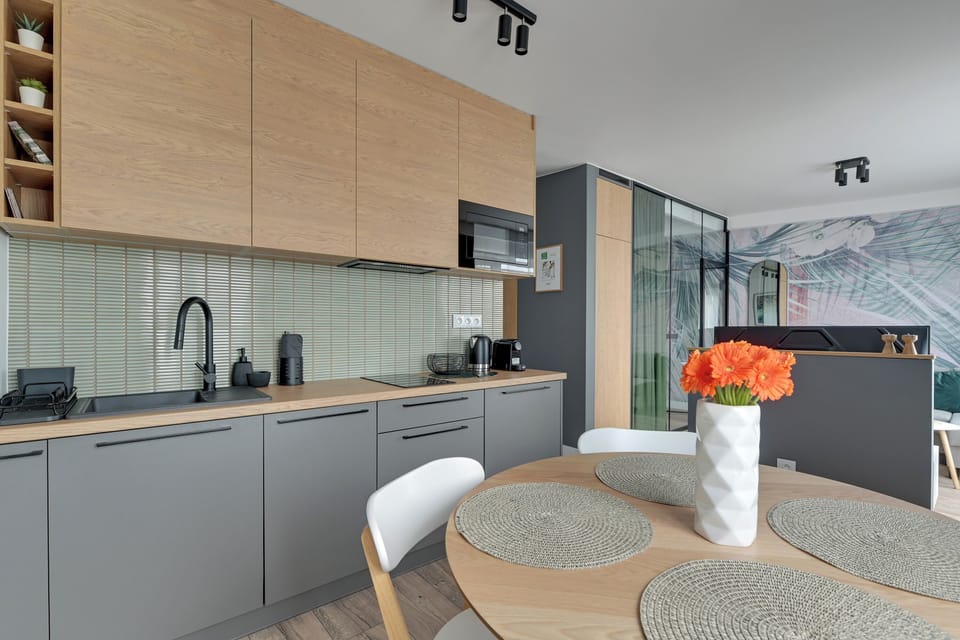 Deluxe Apartment | Private kitchen | Stovetop, dishwasher, electric kettle, highchair