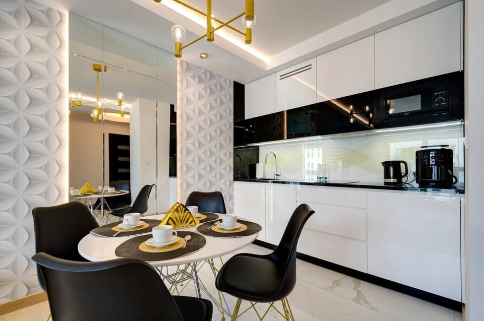 Comfort Suite, 1 Bedroom, Balcony | In-room dining