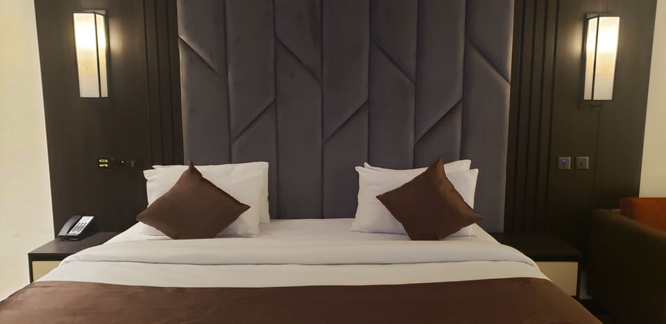 Deluxe Single Room, 1 Queen Bed | Desk, laptop workspace, free WiFi, bed sheets