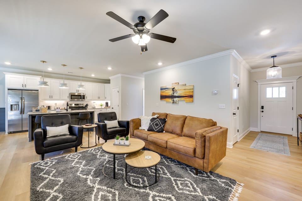 Living Room | Free WiFi | Central A/C | Smart TV | Gas Fireplace