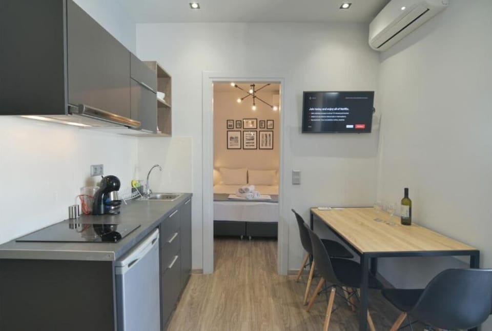 Room's Kitchenette and dining table