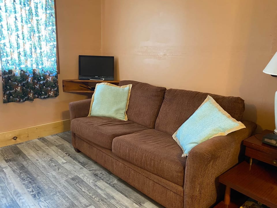 Cabin 8 - sitting area