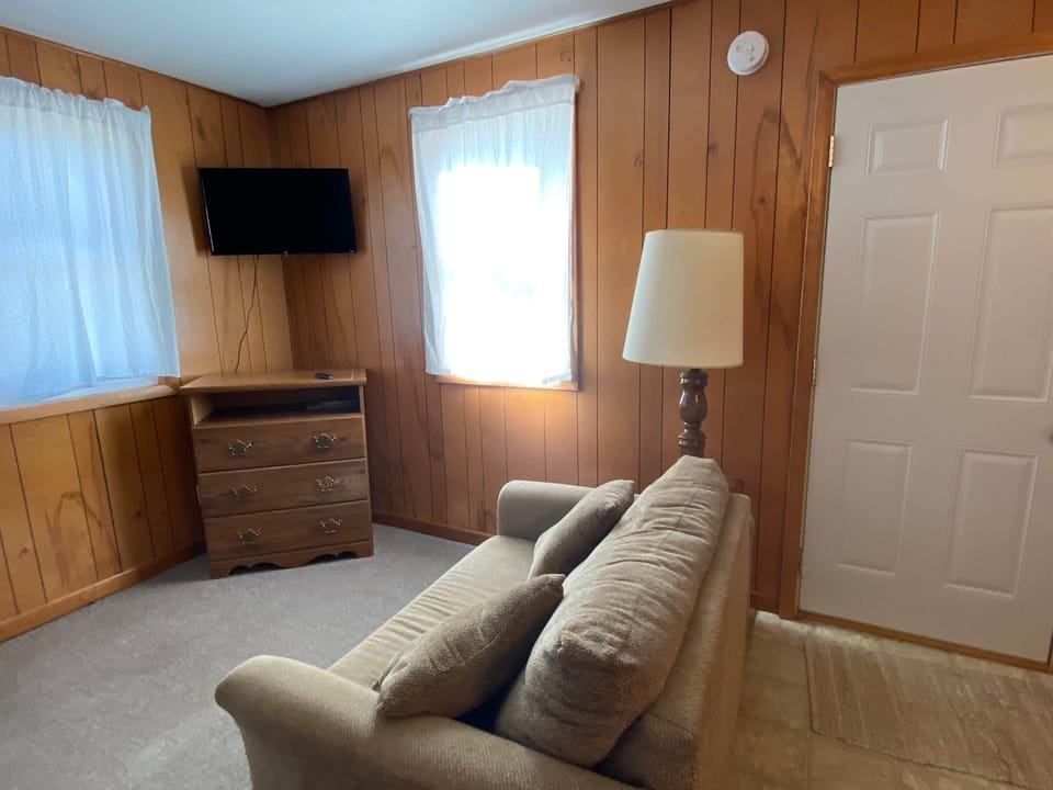 Cabin 10 - sitting area