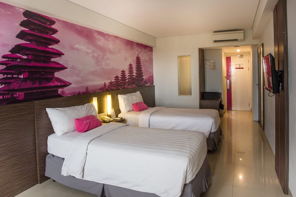 Deluxe Twin Room | In-room safe, desk, laptop workspace, blackout drapes