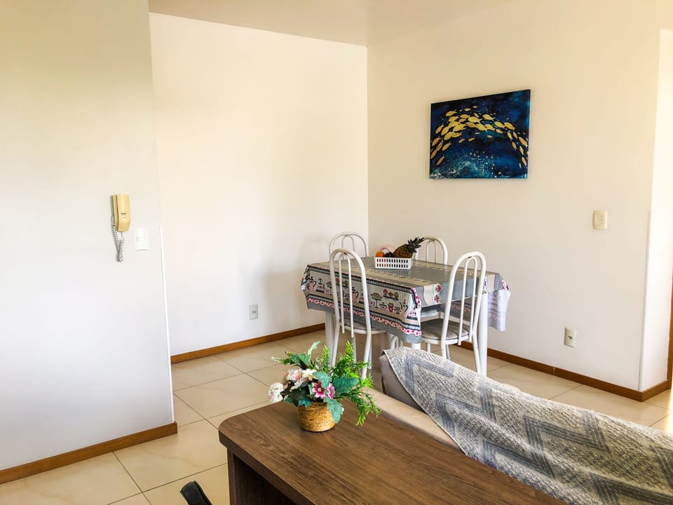 Family Apartment, 2 Bedrooms, Pool View, Beachside | Dining room