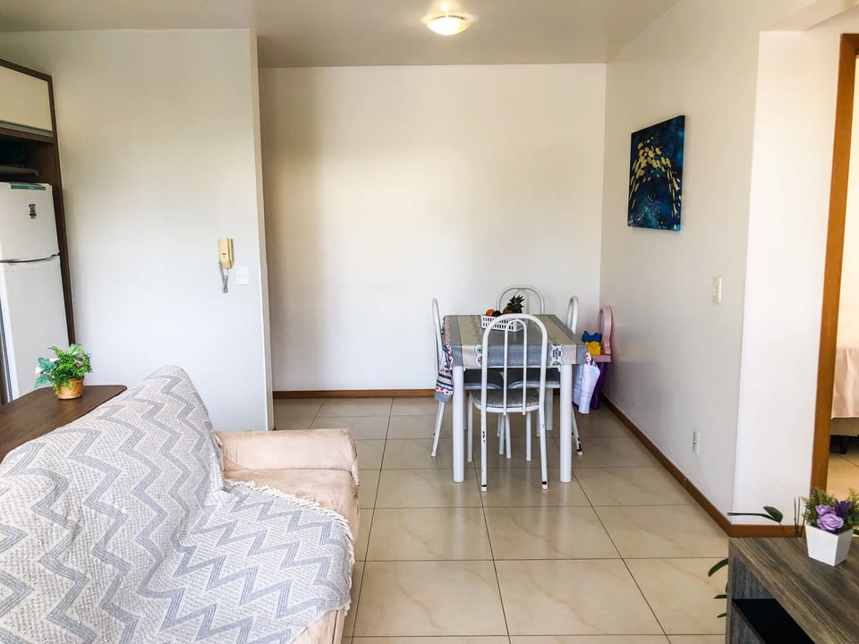 Family Apartment, 2 Bedrooms, Pool View, Beachside | Dining room