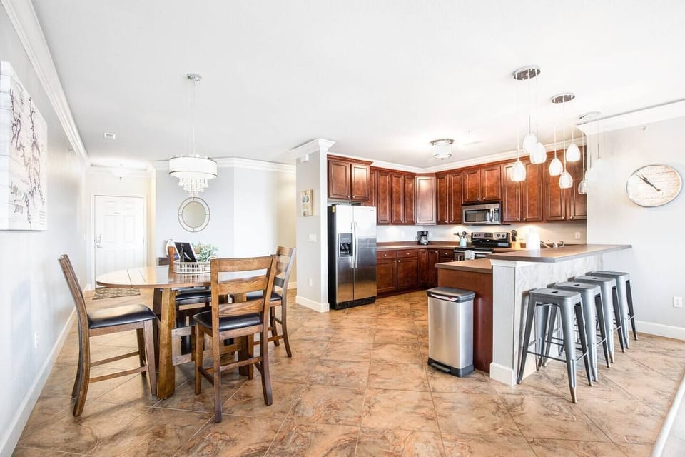 Kitchen & dining area