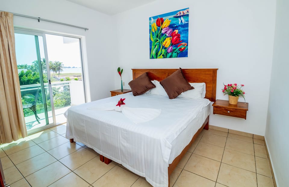 Classic Single Room, 1 King Bed, Non Smoking, Partial Sea View | Free WiFi, bed sheets