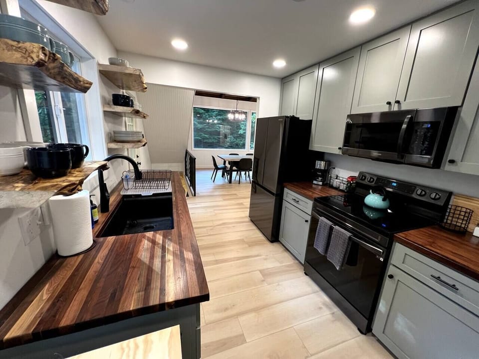 You have access to a full set of appliances including a microwave, toaster, coffee pot, French press, and coffee grinder for our coffee lovers. There is also a full set of pots and pans, oven, an array of spices, and kitchen utensils galore. 