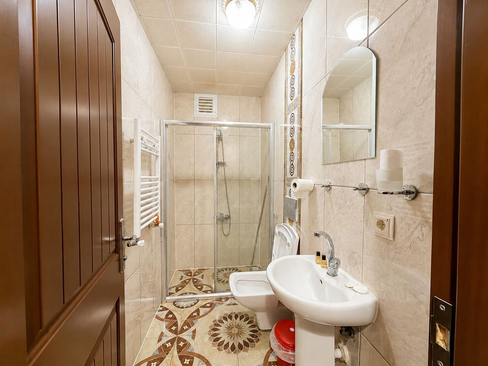 Deluxe Room | Bathroom | Combined shower/tub, rainfall showerhead, free toiletries, hair dryer