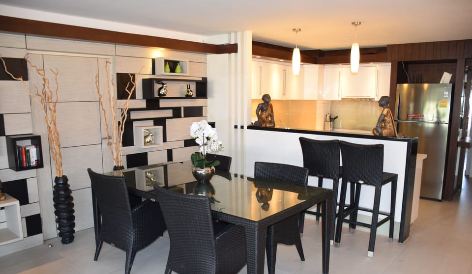 Deluxe Apartment | Living area | 40-cm flat-screen TV with digital channels