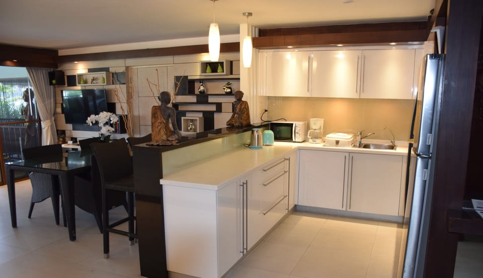 Deluxe Apartment | Private kitchen | Full-size fridge, microwave, stovetop, electric kettle