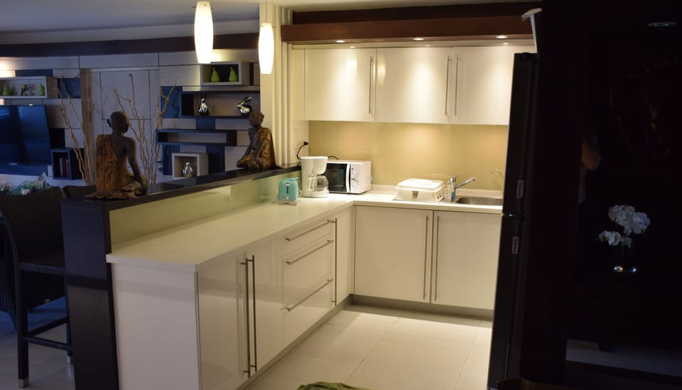 Deluxe Apartment | Private kitchen | Full-size fridge, microwave, stovetop, electric kettle