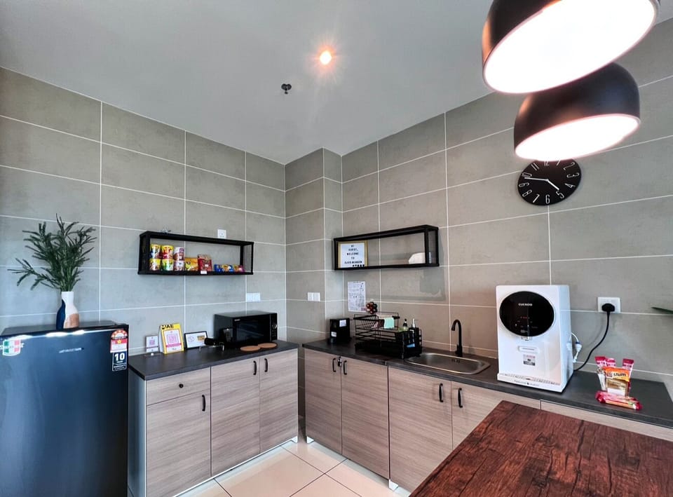 Full-size fridge, microwave, coffee/tea maker, electric kettle