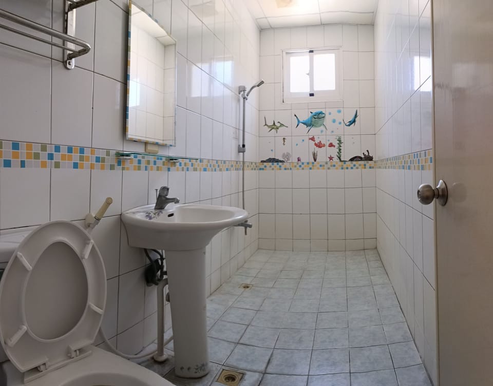 Basic Quadruple Room | Bathroom | Shower, free toiletries, hair dryer, towels