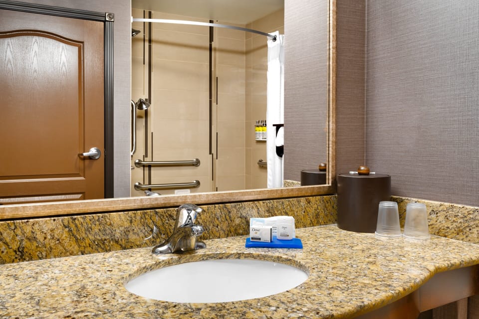 Combined shower/tub, hair dryer, towels