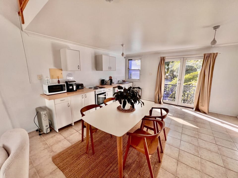Open plan Kitchen & dinning area.