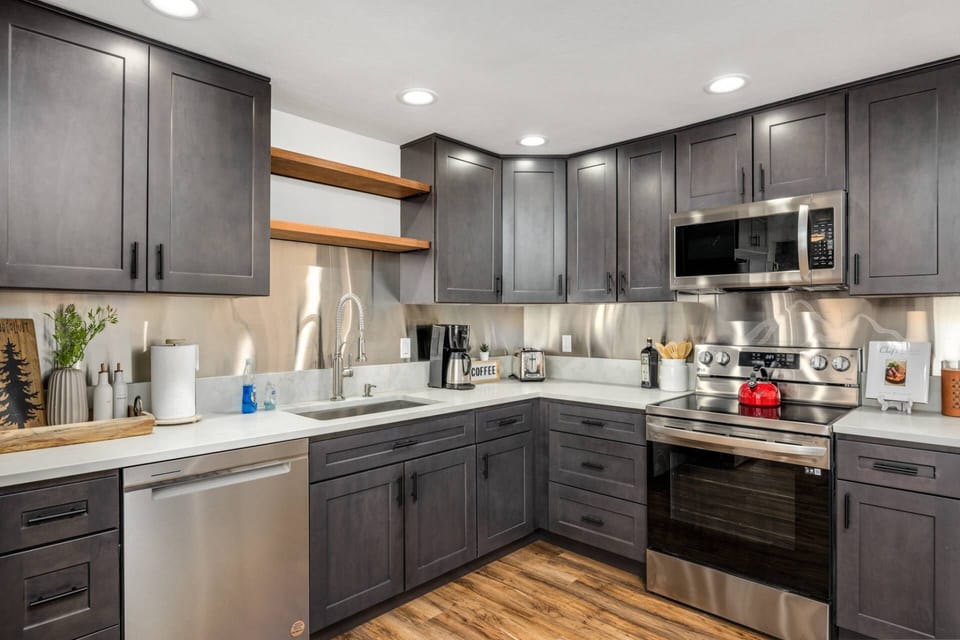 "The kitchen had everything you could need for cooking, some fun games to play, and cozy atmosphere. I would not hesitate to recommend." - Audrey