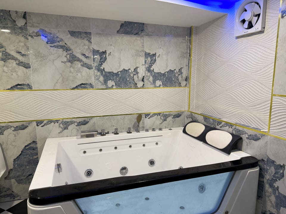Deluxe Double Room, Hot Tub | Bathroom | Shower, free toiletries, hair dryer, towels