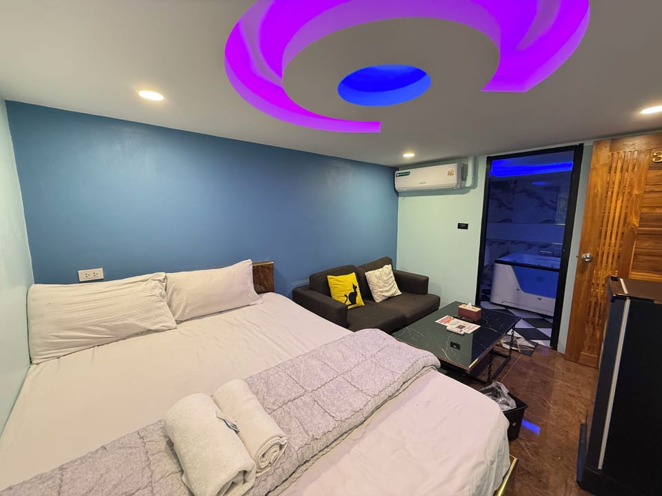 Deluxe Double Room, Hot Tub | Desk, iron/ironing board, free WiFi, bed sheets
