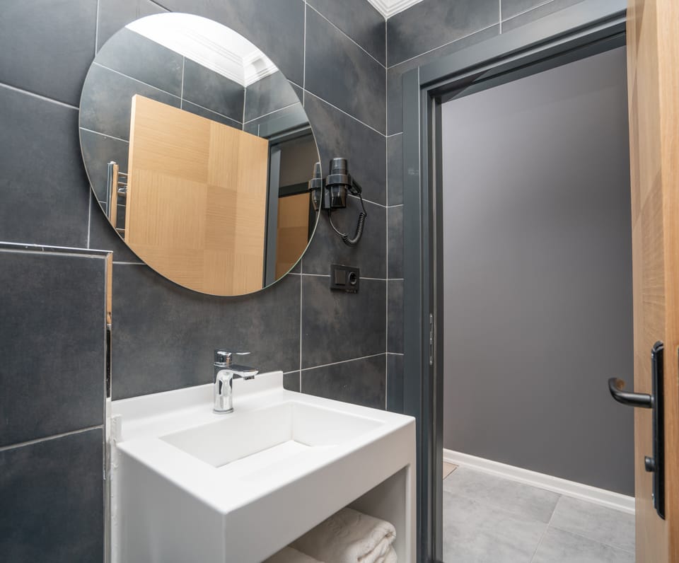 Shower, rainfall showerhead, free toiletries, hair dryer