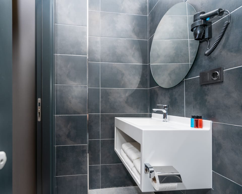 Shower, rainfall showerhead, free toiletries, hair dryer