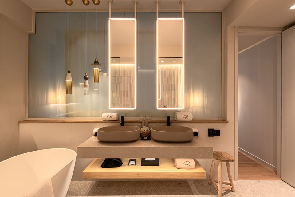 Royal Studio Suite | Bathroom | Free toiletries, hair dryer, bathrobes, slippers