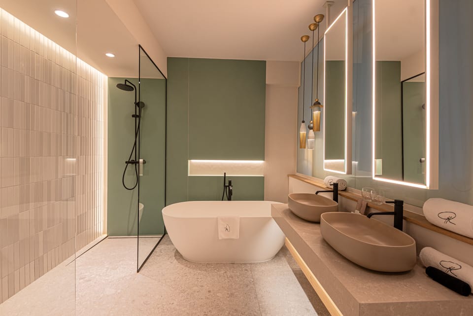 Royal Studio Suite | Bathroom | Free toiletries, hair dryer, bathrobes, slippers