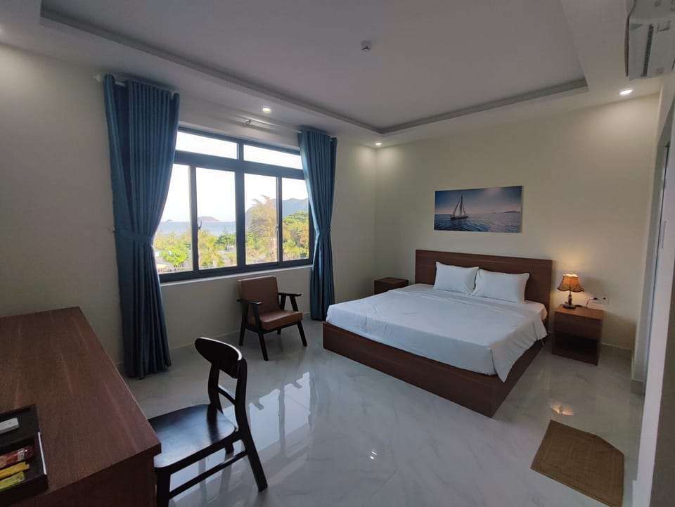 Panoramic Double Room | Hypo-allergenic bedding available, minibar, in-room safe, desk